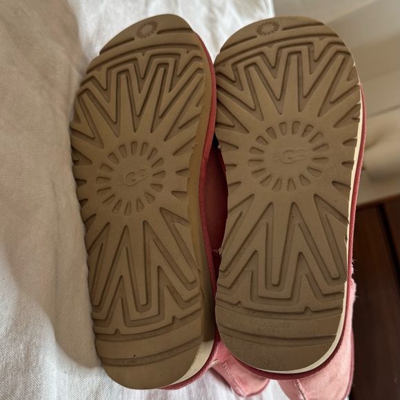 Ugg Blossom Pink Classic Short II, Size 7. In good preowned condition. - Picture 6 of 13